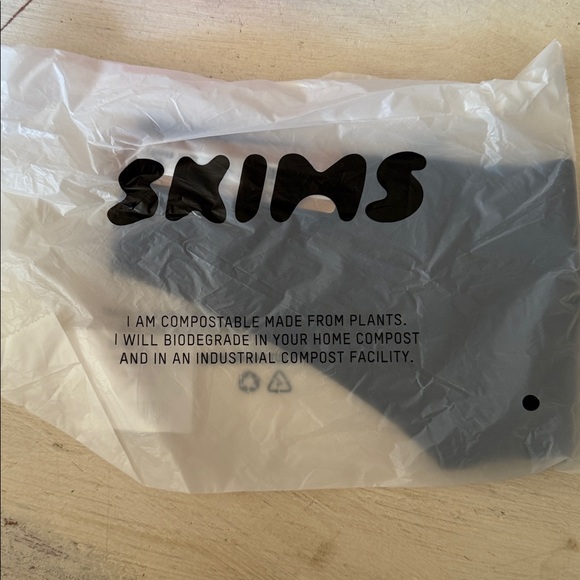 Skims Soft Smoothing Seamless Thong Eclipse M NWT in packaging - Picture 6 of 7